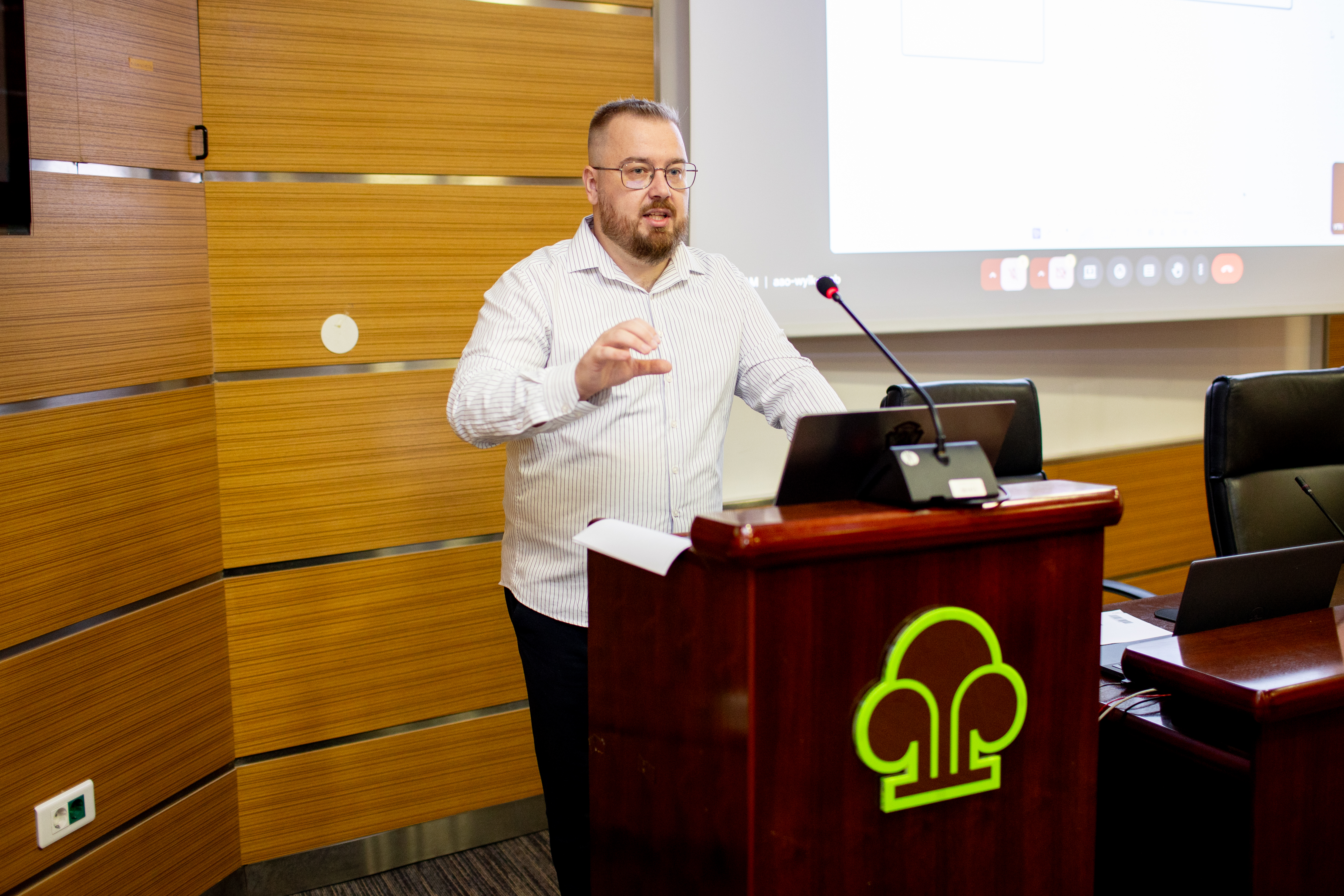 Bloomteq AI Workshop - Business professionals learning about AI agents